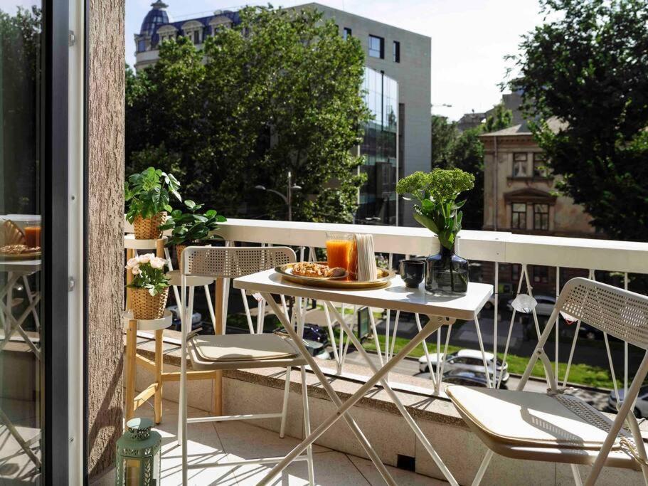 Bright 2Br Apartment - Top Location - City Balcony Bukares Bagian luar foto