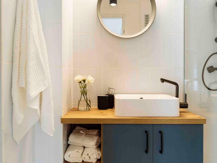 Bright 2Br Apartment - Top Location - City Balcony Bukares Bagian luar foto