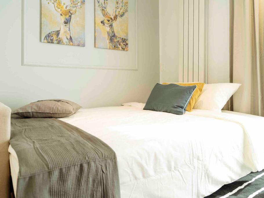 Bright 2Br Apartment - Top Location - City Balcony Bukares Bagian luar foto