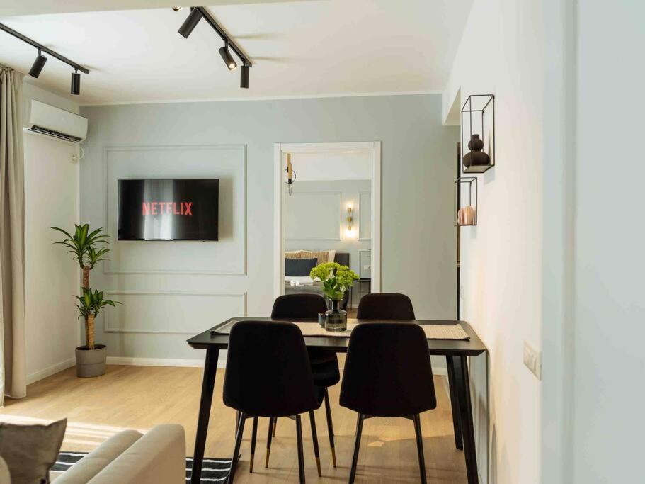 Bright 2Br Apartment - Top Location - City Balcony Bukares Bagian luar foto