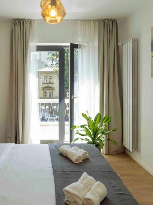 Bright 2Br Apartment - Top Location - City Balcony Bukares Bagian luar foto