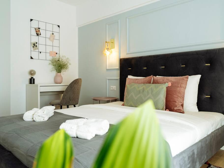 Bright 2Br Apartment - Top Location - City Balcony Bukares Bagian luar foto