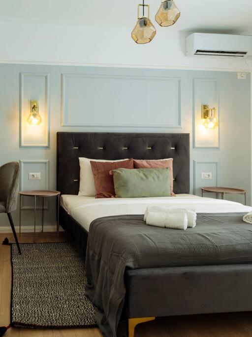 Bright 2Br Apartment - Top Location - City Balcony Bukares Bagian luar foto