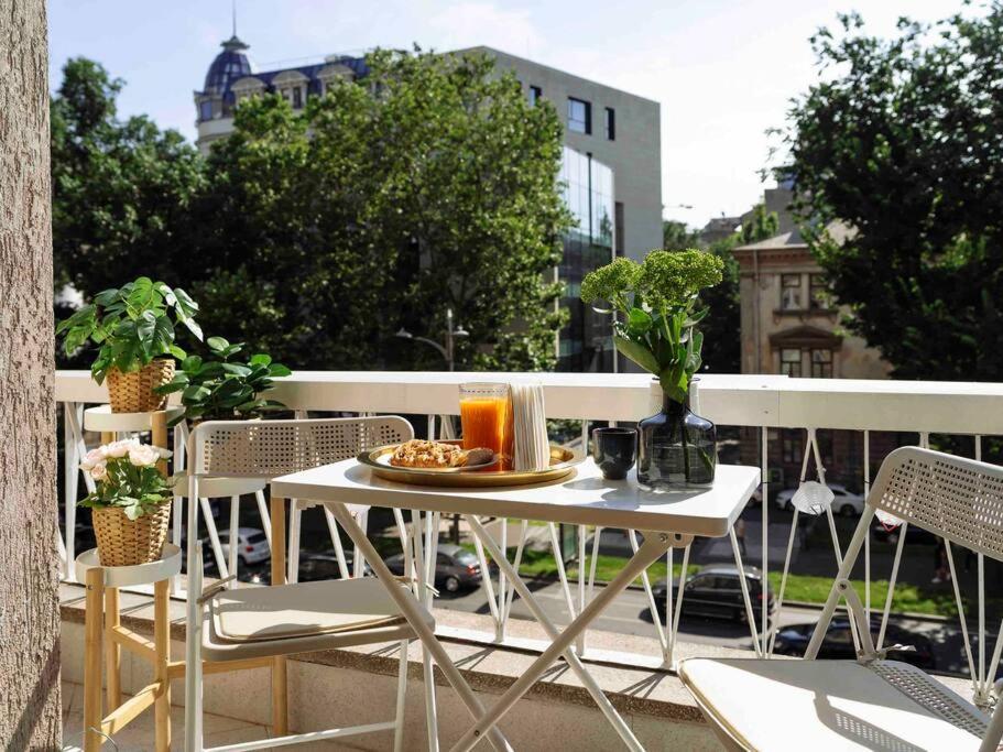 Bright 2Br Apartment - Top Location - City Balcony Bukares Bagian luar foto