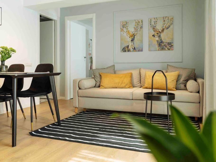 Bright 2Br Apartment - Top Location - City Balcony Bukares Bagian luar foto