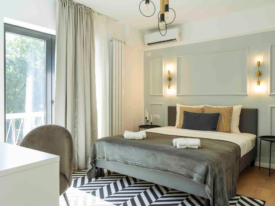 Bright 2Br Apartment - Top Location - City Balcony Bukares Bagian luar foto