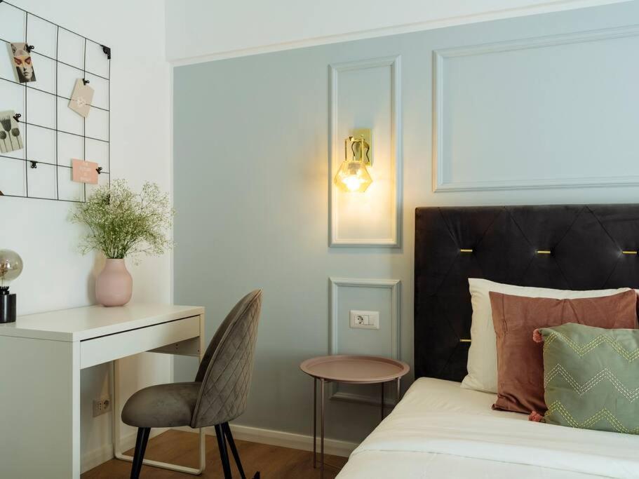 Bright 2Br Apartment - Top Location - City Balcony Bukares Bagian luar foto