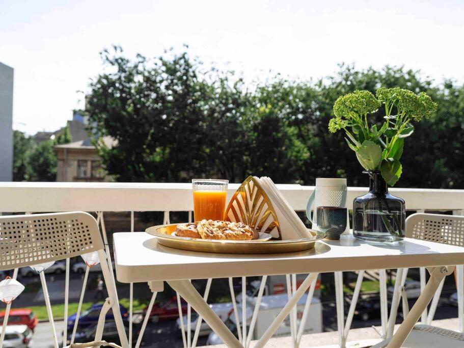 Bright 2Br Apartment - Top Location - City Balcony Bukares Bagian luar foto