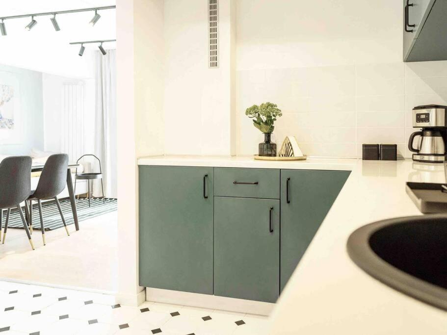 Bright 2Br Apartment - Top Location - City Balcony Bukares Bagian luar foto